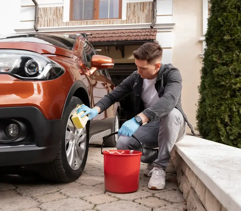 Lavage auto à domicile Crézancy-en-Sancerre : professionnel intervenant sur un véhicule